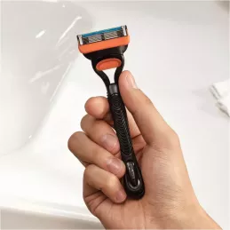 Gillette Fusion5 rasoio + testina di ricambio - Profumeria Italia Gillette Fusion5 rasoio + testina di ricambio - Profumeria Italia